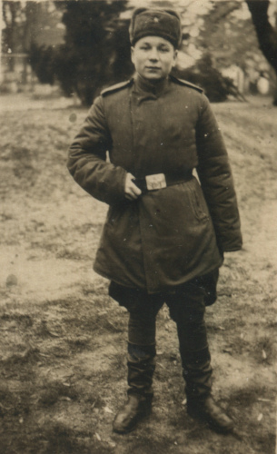 Военнослужащий СА в ватной куртке 
	кавалерийского образца с погонами