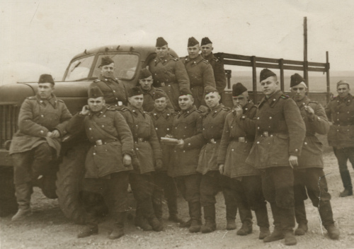 Курсанты в ватных двубортных 
	куртках