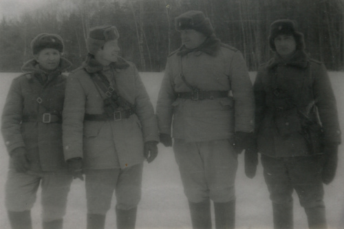 Офицеры СА в теплых куртках и 
	брюках образца 1966 г., пошитых из тканей разных артикулов