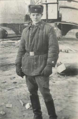 Военнослужащий СА в ватной курте со 
	знаками различия после 1973 г.