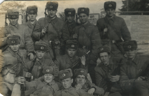 С 1973 г. ватная куртка вошла в комплект 
	полевой формы одежды военнослужащих срочной службы СА