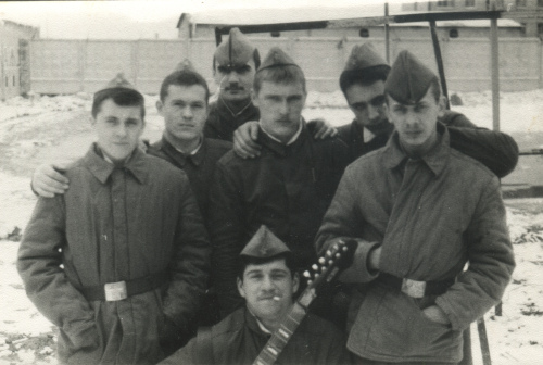 Военные строители в ватных телогрейках 
	образца 1974 г.