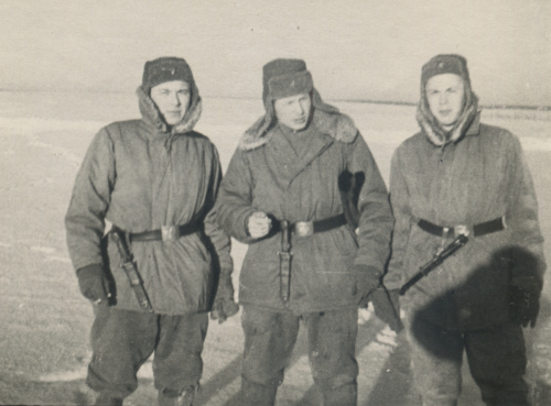 Военнослужащие военно-воздушных войск СА 
	в зимних куртках