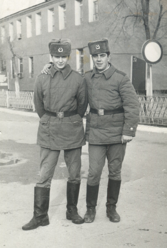 военнослужащие срочной службы в 
	ватных куртках без эмблем на петлицах