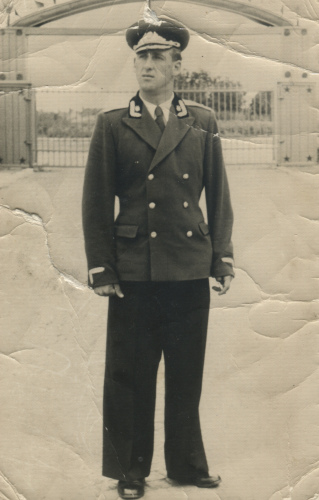 Офицер одной из частей БТВ СА по специальности 
	относящийся к инженерным войскам и носящий соответствующие эмблемы на воротника парадно-выходного мундира