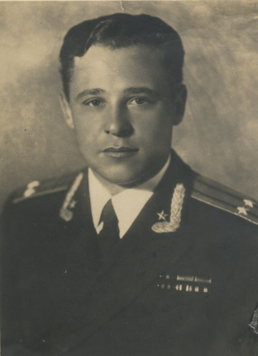 Неизвестный подполковник носит на воротнике 
	парадно-выходного мундира погонные звездочки старшего офицерского состава