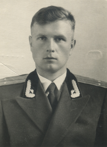 Выпускник Саратовского танкового училища 
	лейтенант Виктор N.