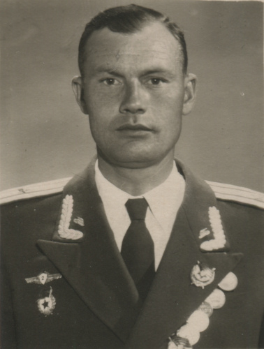 Неизвестный майор БТВ в парадно-выходном 
	мундире общевойскового образца