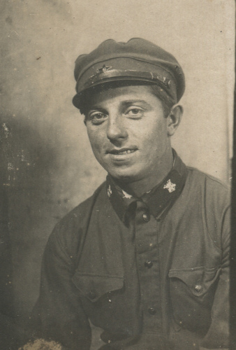 Пример «прорезного знака». Красноармеец одной 
	из химических частей со значком по специальности на петлицах.