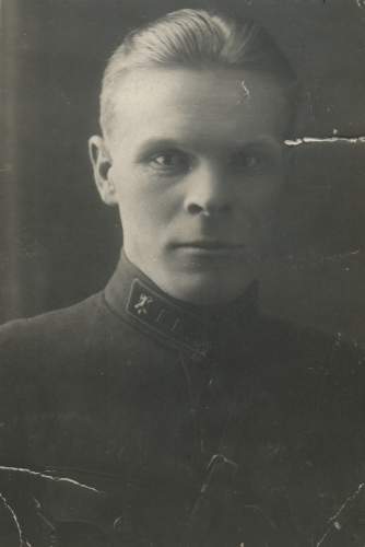 Неизвестный командир со значками химических 
	частей (войск) на петлицах френча