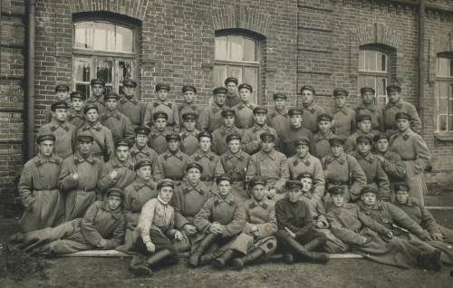 Увольняемые в долгосрочный отпуск 
	красноармейцы и младшие командиры 14-го отдельного пулеметного эскадрона 14-й кавалерийской дивизии.