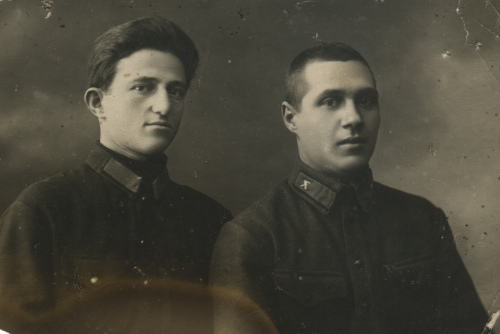 Значок в виде пулемета на треноге по типу 
	спецзнака РИА (задняя нога станка отнесена от двух передних)