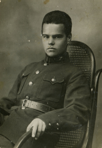 Неизвестный командир (к-3) с эмблемой 
	«Максим на треноге» (разновидность как на плакате 1928 г. - одинаково разнесенные ноги станка). Коллекция Кирилла Сологуба