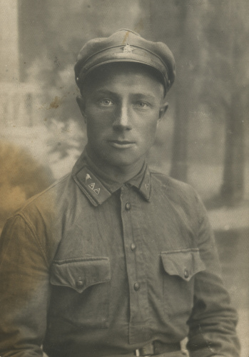 Значок в виде пулемета на треноге (одинаково 
	разнесенные ноги станка, есть пулеметная лента), 1930 г.