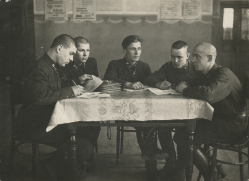 Президиум партийной ячейки полковой школы 3-го 
	железнодорожного полка, 1933