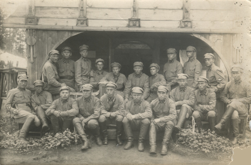 Личный состав 9-го железнодорожного полка. У всех 
	военнослужащих на петлицах значки № 9 - у командиров со знаками различия, а у красноармейцев с шифровкой полка («9»). Большинство имеет также нарукавный знак образца 1919/22 
	гг.