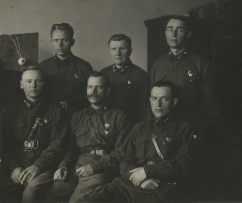 Выпускники автодорожного факультета 
	Военно-транспортной академии РККА: в первом ряду первый и второй слева - И.Н. Смирнов и Е.И. Иванов, во втором ряду первый и второй слева - Н.М. Ратников и А.Д. Михайлов. 
	1934 год