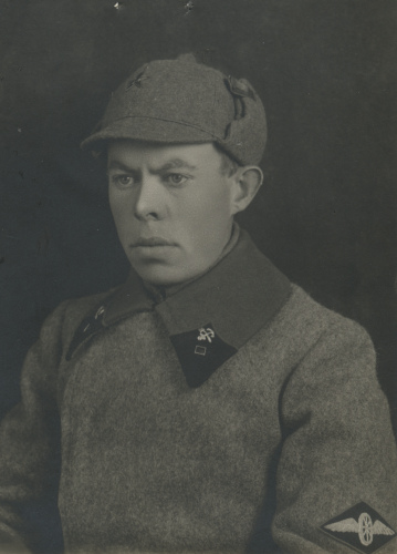 Командир взвода 6-го железнодорожного полка В.Н. 
	Малахович. Петлицы предположительно черные со светло-зеленым кантом.