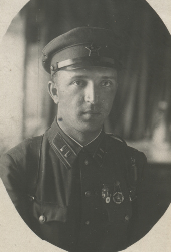 Помощник военкома 27-го строительного 
	железнодорожного полка М.В. Силяев. Петлицы предположительно черные с синим кантом.