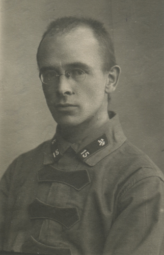 Красноармеец 15-го железнодорожного батальона 
	в форме одежды 1922 г. с петличной шифровкой 15 и значком № 20 (согласно приказу РВСР № 322 от 31 января 1922 г.)