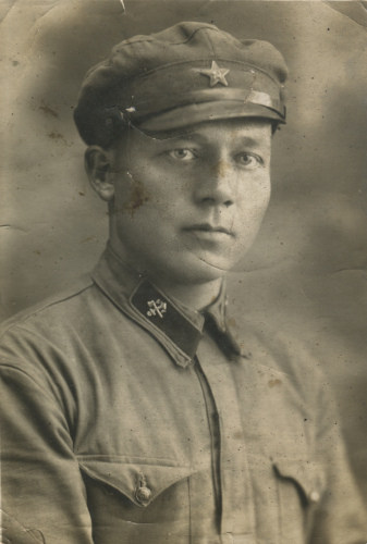 Неизвестный красноармеец железнодорожных 
	частей с металлическими значками № 9 на петлицах