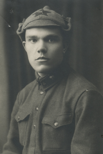 Неизвестный красноармеец 8-го железнодорожного 
	полка. На его петлицах шифровка «<b>8</b>» и значки выполнены краской по трафарету.