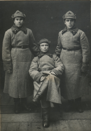 Трое красноармейцев 1-го железнодорожного полка 
	с шифровкой своей части