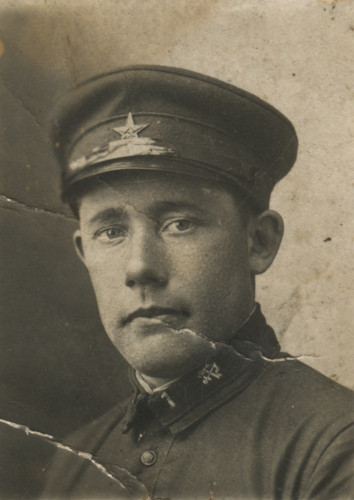 Металлическая эмблема на петлицах красноармейца 1-го 
	железнодорожного полка Б. Алексеева установлена поверх прежней, выполненной краской по трафарету. Присутствует также номер полка 1