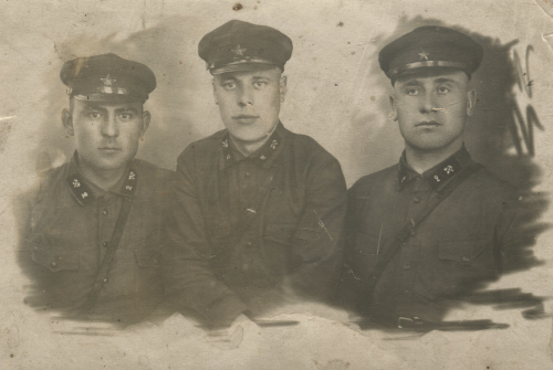 Трое красноармейцев 2-го железнодорожного полка. 
	На петлицах шифровка 2 и значок железнодорожных войск