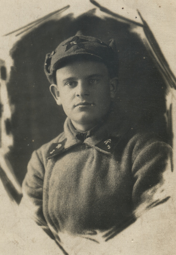 На снимке неизвестный красноармеец, вероятно, 
	3-го железнодорожного полка с шифровкой 3