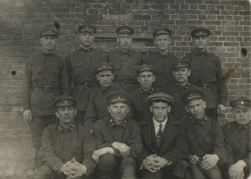 Снимок предположительно атрибутирован как 
	изображающий красноармейцев и младших командиров 5-го железнодорожного полка РККА. На петлицах встречается шифровка 5