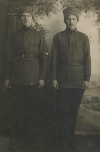 Красноармейцы 6-го железнодорожного полка К.Е. 
	Кононюк и Ф. Гущин с шифровкой 6. Цифры и значки рода войск выполнены из металла