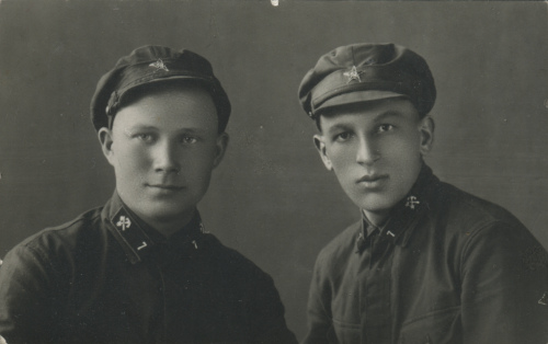 Место съемки этих двух красноармейцев надежно 
	связывается с дислокацией 7-го железнодорожного полка. На петлицах шифровка 7, значки и цифры - съемные металлические