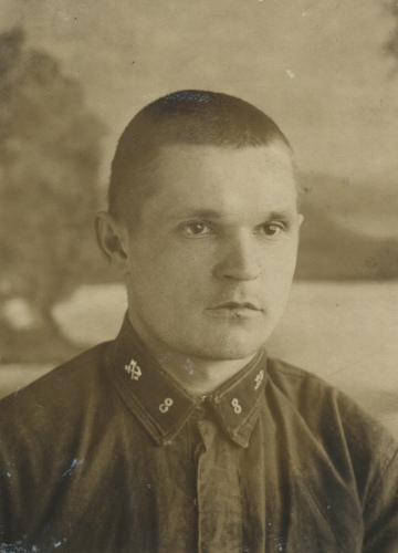 Неизвестный красноармеец 8-го железнодорожного 
	полка с шифровкой своей части (8 и значок № 9 выполнены из металла)