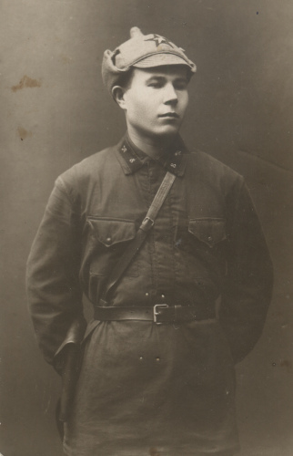 Красноармеец 8-го железнодорожного полка В. 
	Крашенинников, у которого шифровка 8 нанесена краской