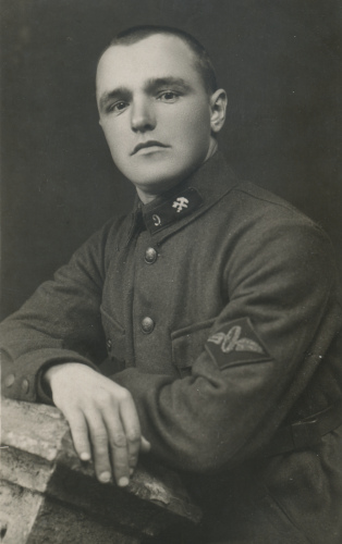 Красноармеец 9-го железнодорожного полка П. Сухачев. 
	Петличная шифровка 9 и значок № 9 выполнены краской по трафарету, 1928