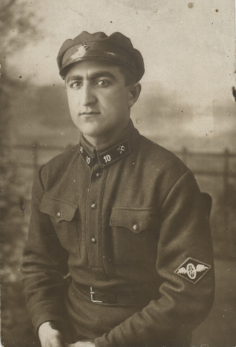 Шифровка с номером полка («10») у этого неизвестного 
	красноармейца красочная, а значок железнодорожных войск - металлический