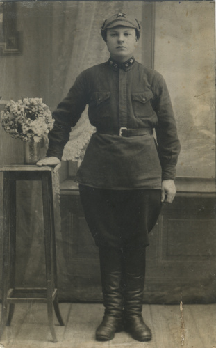 Курсант полковой школы М. Бабко. Вопреки стандартной 
	практике исполнения шифровок полков арабскими цифрами, в 11-м железнодорожном полку она представляла собой римские цифры (XI)