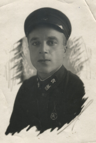 Курсант Школы военных сообщений РККА Н.М. Мельник с 
	шифровкой ШВС на петлицах