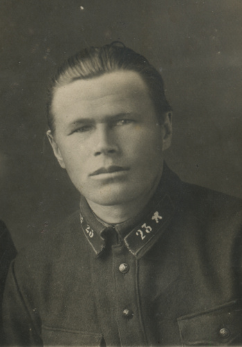 Стрелок вооруженной охраны путей сообщения с 
	шифровкой 23 на петлицах с темно-зеленым полем и малиновым кантом. Петличный значок аналогичный значку № 9 железнодорожных частей РККА по приказу РВС СССР № 807 от 1924 г.