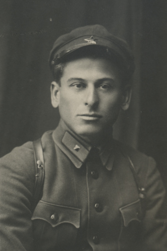 Командир взвода артиллерийского дивизиона 239-го 
	стрелкового полка 80-й стрелковой дивизии Н.Г. Моруженко На воротнике его френча нашиты пехотные петлицы с полем малинового цвета и черным кантом