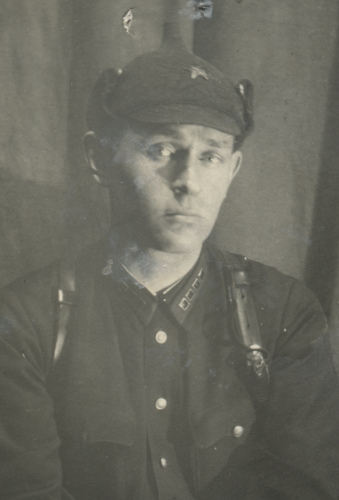 Командир отдельного эскадрона связи 1-й отдельной 
	кавалерийской бригады им. Сталина А.И. Мячин. Петлицы кавалерийской расцветки, хотя формально должны быть войск связи