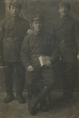 Саперы одной из войсковых частей со значками 
	по специальности на петлицах пехотной или кавалерийской расцветки. Судя по месту съемки, могли служить в 295-м стрелковом полку 99-й стрелковой дивизии или в 
	Могилев-Подольском укрепленном районе. Могилев-Подольск, 1932 г.