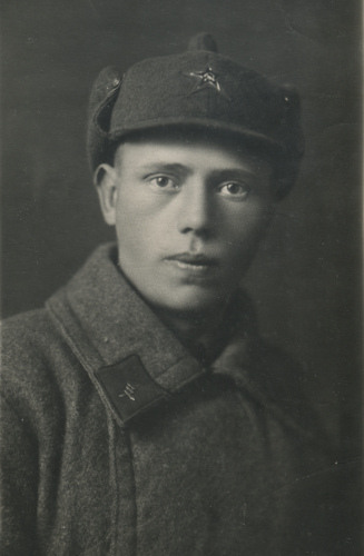 Красноармеец подразделений связи, вероятно, 
	кавалерии (судя по месту съемки, может быть из 7-й кавалерийской дивизии)