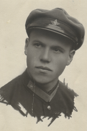 Красноармеец со значками радиотелеграфных частей 
	на петлицах, вероятно, кавалерийской расцветки (о чем свидетельствует его «цветная» фуражка)