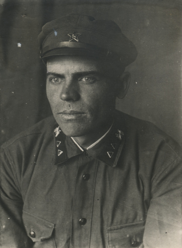 Младший командир подразделения связи (радио) 
	124-го артиллерийского полка Роман N. Его петлицы, на которых установлены значки № 13, вероятно, цветов артиллерии - с черным полем и красным кантом. Начало 1930-х гг.