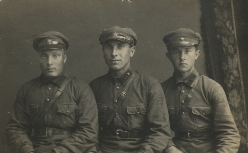 Военнослужащие автоброневого дивизиона мотоотряда 
	45-й стрелковой дивизии. Один из них, связист, со значками № 12 по специальности на петлицах