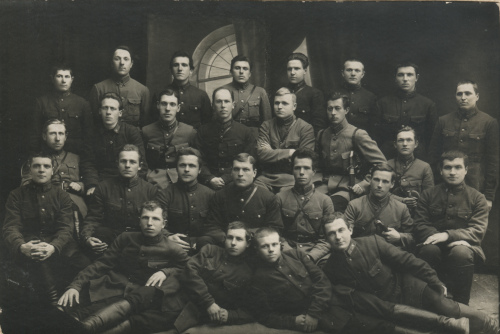 Неустановленное подразделение, личный состав 
	которого носит неофициальные значки артиллерии и пулеметчиков на петлицах светлой расцветки (пехоты или кавалерии)