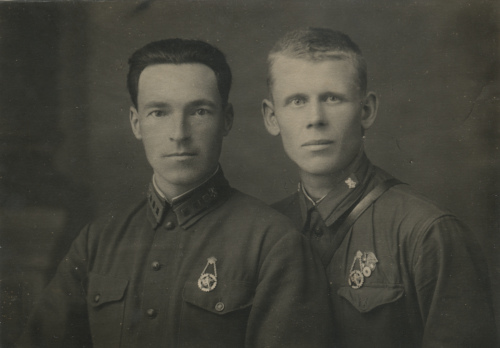 Неизвестные командир (к-5) и красноармеец, военные 
	химики по специальности, проходившие службу, вероятно, в одной из пехотных или кавалерийских частей (поле петлиц или малиновое или синее)