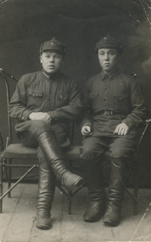 Младший командир (слева) носит неофициальные значки 
	артиллерии на петлицах с полем одного из светлых цветов (малинового или синего)